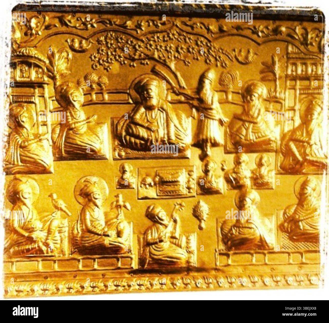 Pannello dorato Repoussé di artigiani Thathera dal XIX al XX secolo che mostra i dieci Sikh Gurus in rilievo, ciascuno inciso in oro con nomi inscritti sotto. Foto Stock