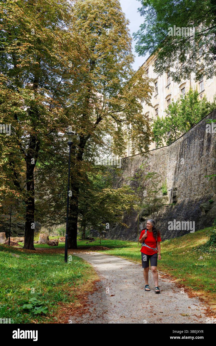 Camminando attraverso il parco con le mura della città, Olomouc, Moravia, Repubblica Ceca Foto Stock