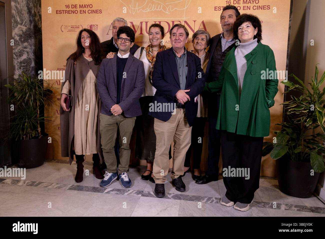Madrid, Spagna. 6 maggio 2025. Il poeta Luis Garcia Montero (C) e i parenti di Almudena Grandes partecipano alla prima di "Almudena" al Cine Estudio del Circulo de Bellas Artes. Credito: SOPA Images Limited/Alamy Live News Foto Stock