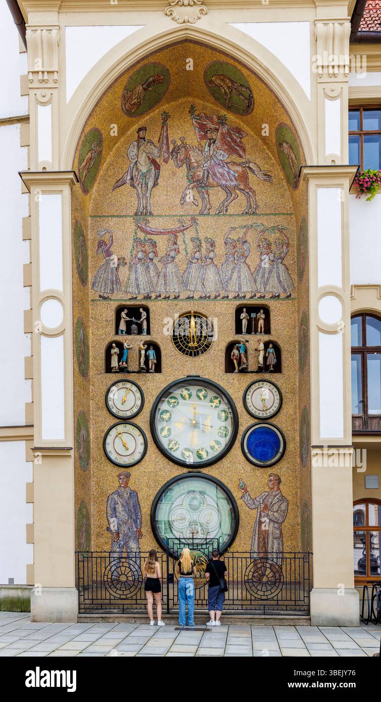 Orologio che mostra l'ora e i dati astronomici sul municipio, Olomouc, Moravia, Repubblica Ceca Foto Stock