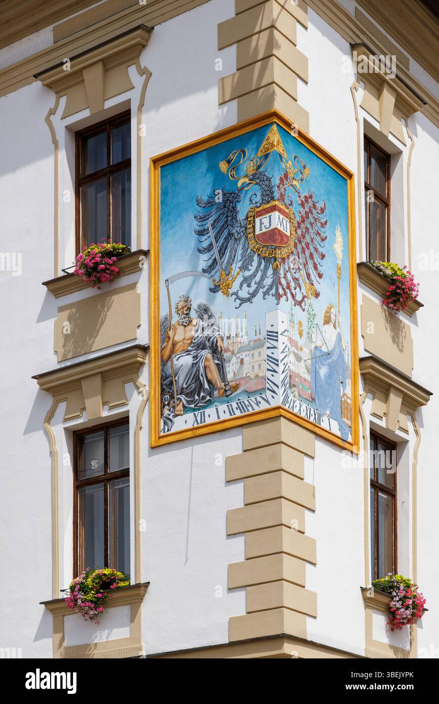 Meridiana dipinta all'angolo del municipio che mostra l'aquila imperiale e le iniziali dei governanti asburgici, Olomouc, Moravia, Repubblica Ceca Foto Stock