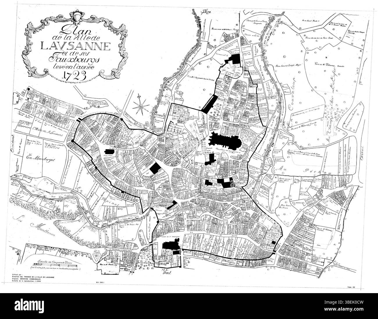 Questa mappa del 1723 di Losanna, Svizzera, offre una vista dettagliata della città e dei suoi sobborghi. Il piano mostra la disposizione della città con strade, edifici e aree circostanti notevoli, fornendo una visione storica dello sviluppo urbano di Losanna durante l'inizio del XVIII secolo. Foto Stock