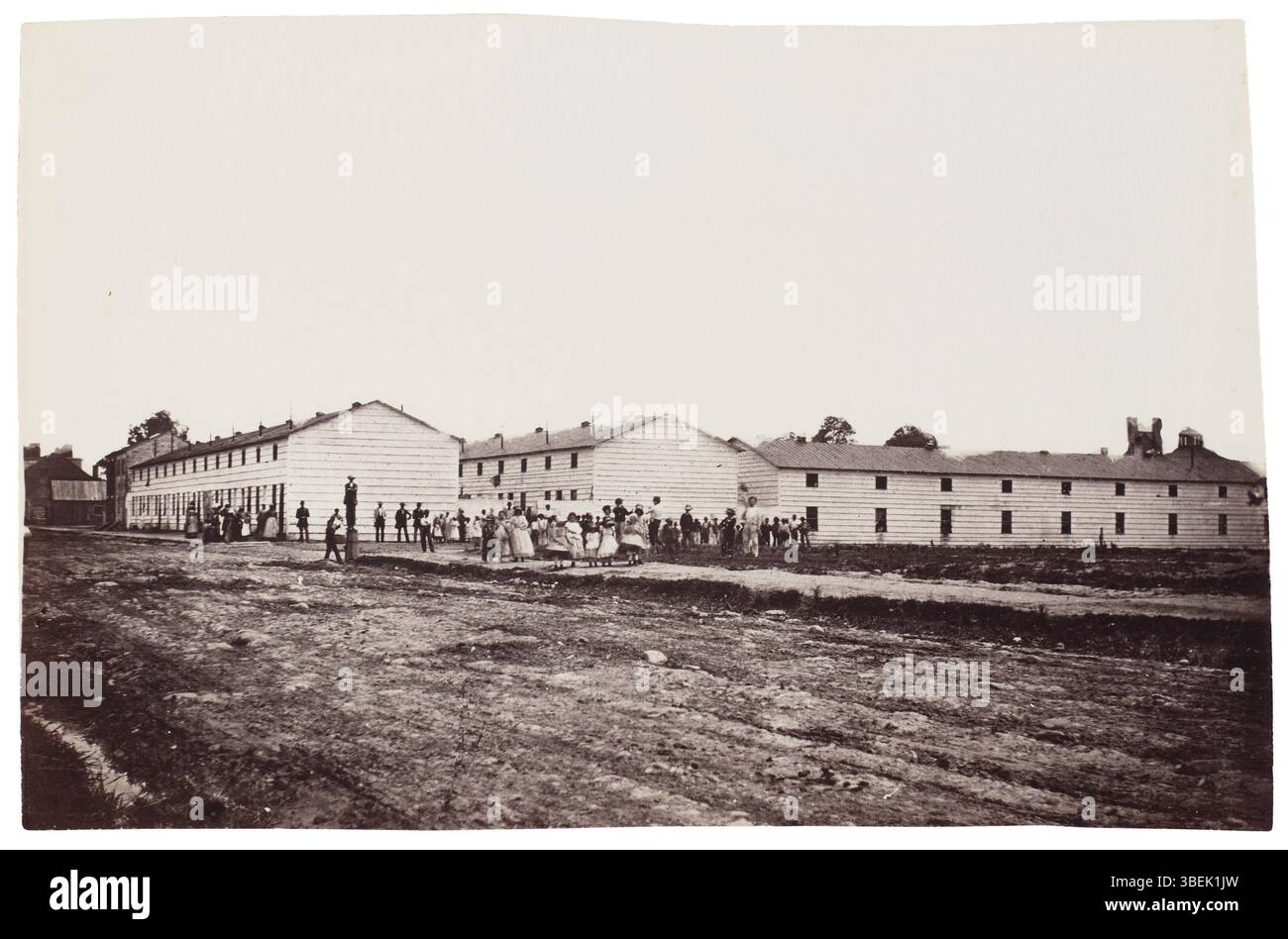 Questa immagine raffigura la caserma Freedman di Alexandria, Virginia, scattata tra il 1863-1865 durante l'era della guerra civile. La fotografia cattura il significato storico della caserma, che ospitava schiavi liberati dopo il proclama di emancipazione. Foto Stock