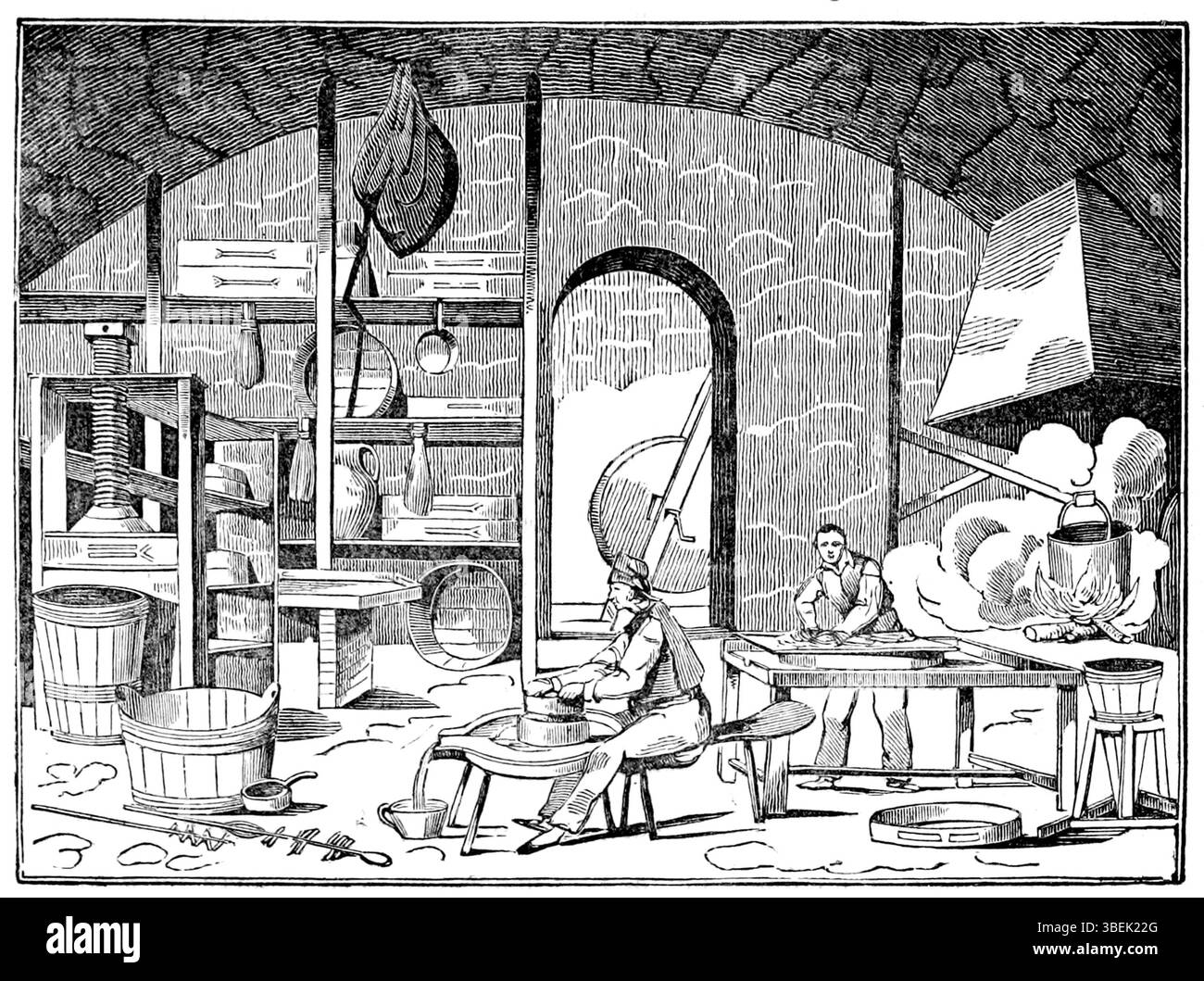 Questa incisione raffigura un caseificio tradizionale utilizzato nelle case rurali francesi. L'immagine cattura le attrezzature essenziali utilizzate nella produzione del formaggio, tra cui vasche e stampi, nonché la disposizione di un tipico locale caseario del XIX secolo. Foto Stock