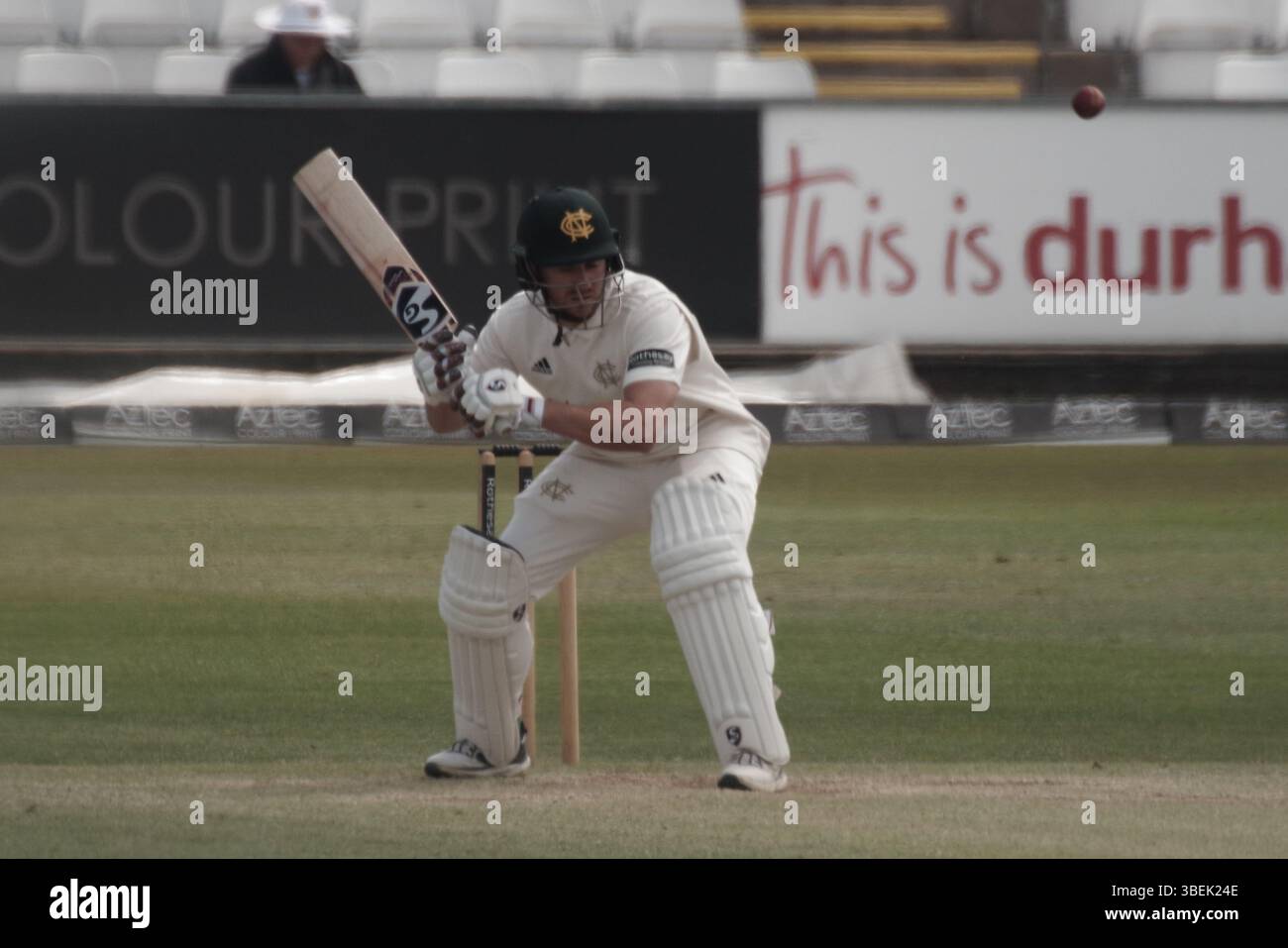 Chester le Street, Inghilterra, 19 maggio 2025. Joe Clarke batté per il Nottinghamshire contro Durham nel Rothesay County Championship, Division 1 match a Banks Homes Riverside, Chester-le-Street. Credito: Colin Edwards Foto Stock
