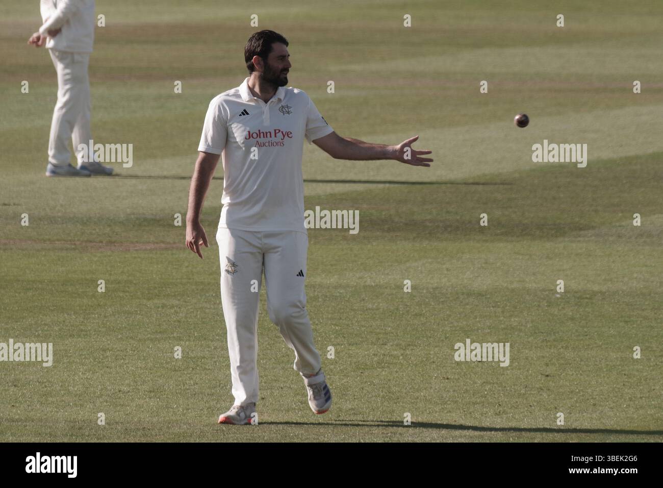 Chester le Street, Inghilterra, 19 maggio 2025. Brett Hutton bowling per il Nottinghamshire contro Durham nel Rothesay County Championship, partita di Division 1 a Banks Homes Riverside, Chester-le-Street. Credito: Colin Edwards Foto Stock