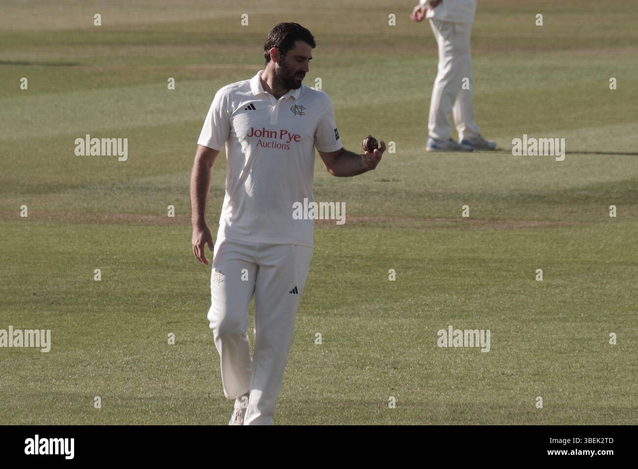 Chester le Street, Inghilterra, 19 maggio 2025. Brett Hutton bowling per il Nottinghamshire contro Durham nel Rothesay County Championship, partita di Division 1 a Banks Homes Riverside, Chester-le-Street. Credito: Colin Edwards Foto Stock