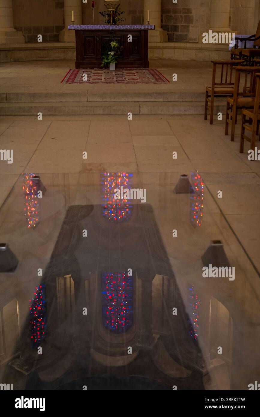 Tomba di Matilda, Abbazia di Sainte-Trinie meglio conosciuta come Abbaye aux Dames, ex convento benedettino costruito nell'XI secolo in stile romanico, Foto Stock