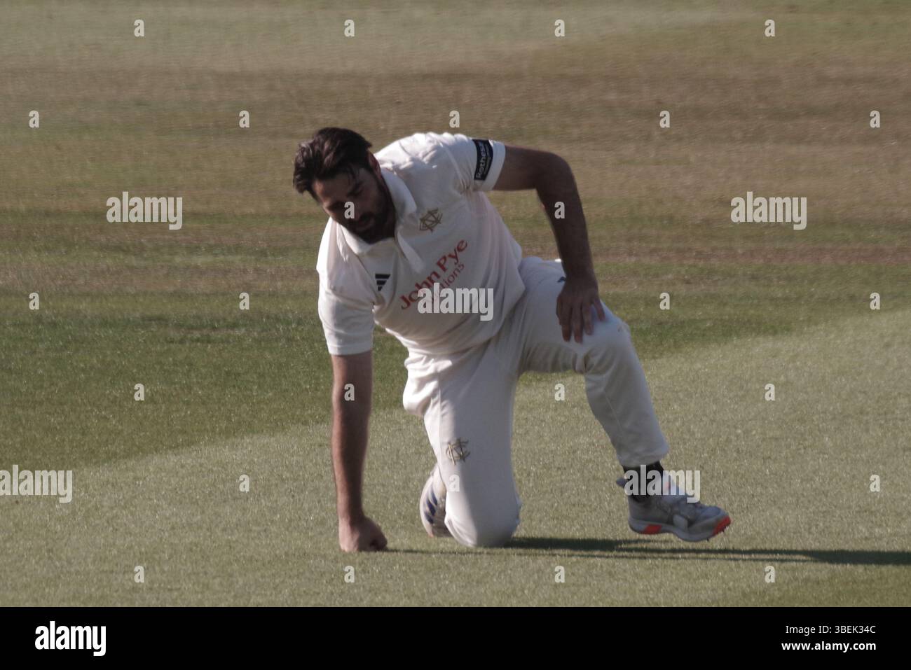 Chester le Street, Inghilterra, 19 maggio 2025. Brett Hutton in campo per il Nottinghamshire contro Durham nel Rothesay County Championship, Division 1 match a Banks Homes Riverside, Chester-le-Street. Credito: Colin Edwards Foto Stock