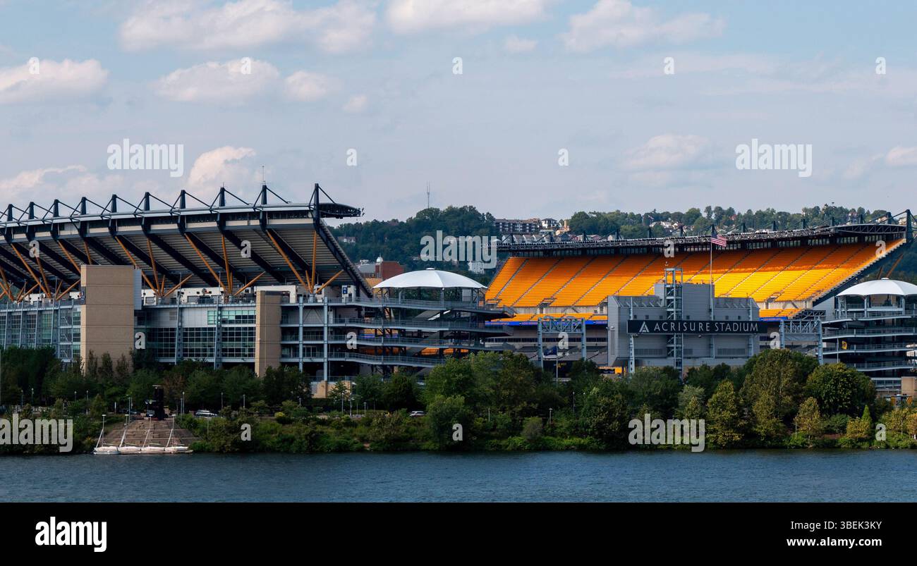 Pittsburgh, Pennsylvania, Stati Uniti - 8 agosto 2023: Stadio di calcio situato vicino al fiume con posti a sedere gialli luminosi e un'atmosfera soleggiata. Foto Stock