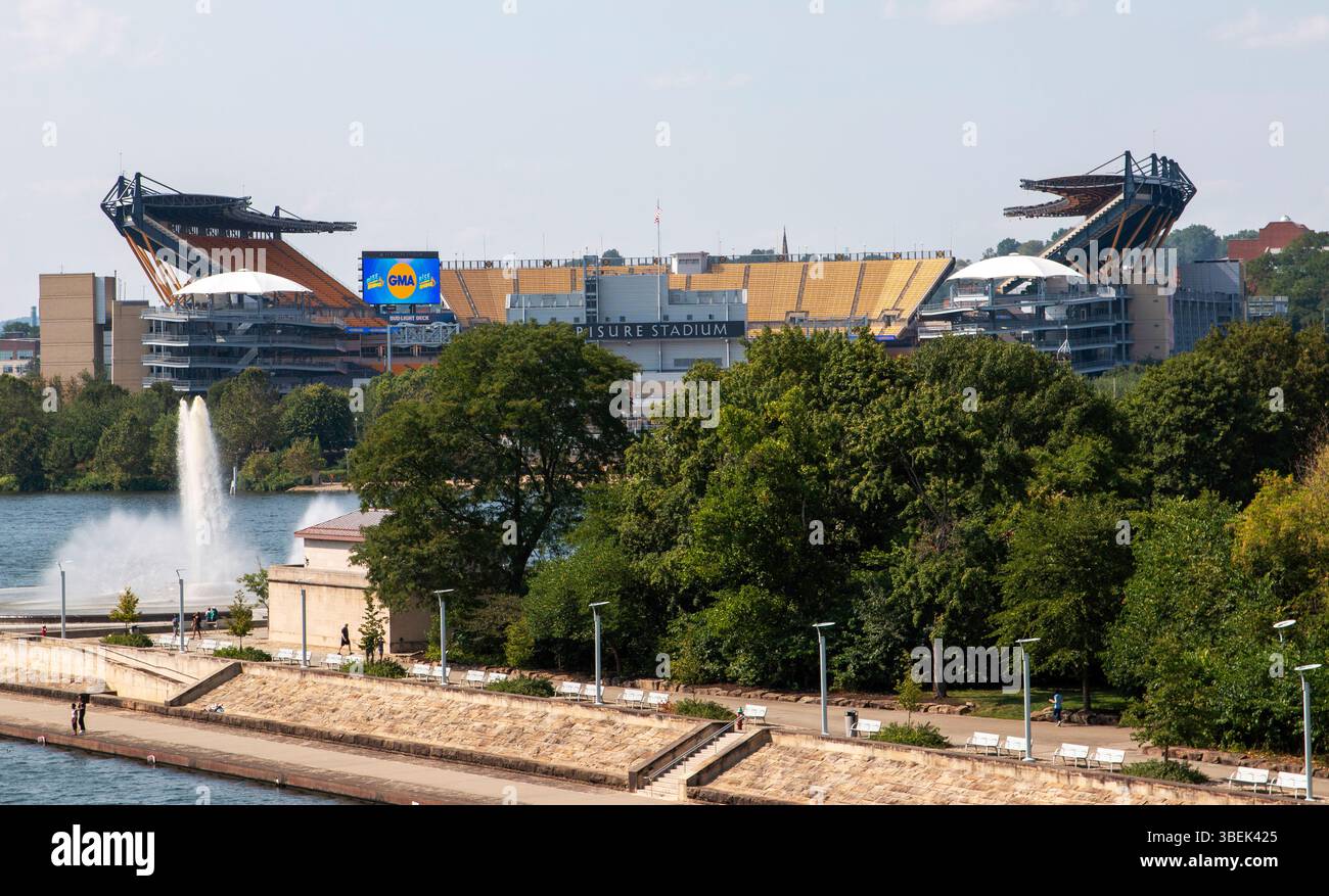 Pittsburgh, Pennsylvania, Stati Uniti - 8 agosto 2023: Stadio di football di Pittsburgh circondato dal verde, che riflette il panoramico lungomare in una giornata di sole. Foto Stock