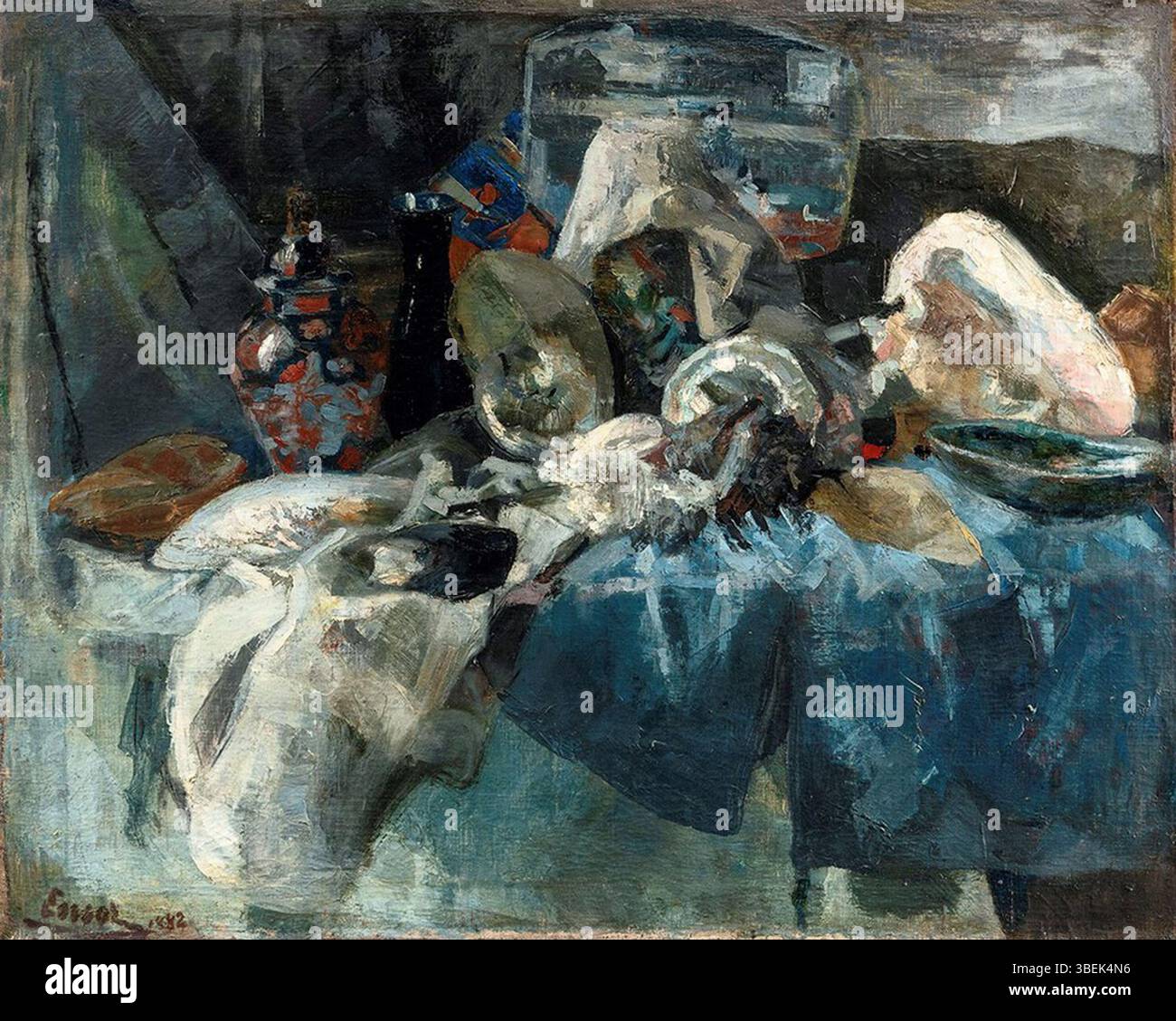 Il dipinto del 1882 di James Ensor "Schelpen en Chinoiserieën" (conchiglie e chinoiseries) presenta una natura morta con conchiglie esotiche e oggetti chinoiserie, mescolando influenze europee e asiatiche. L'opera riflette l'interesse di Ensor nel collezionare e rappresentare oggetti insoliti, mostrando il suo stile distintivo attraverso colori vivaci e dettagli intricati. Foto Stock