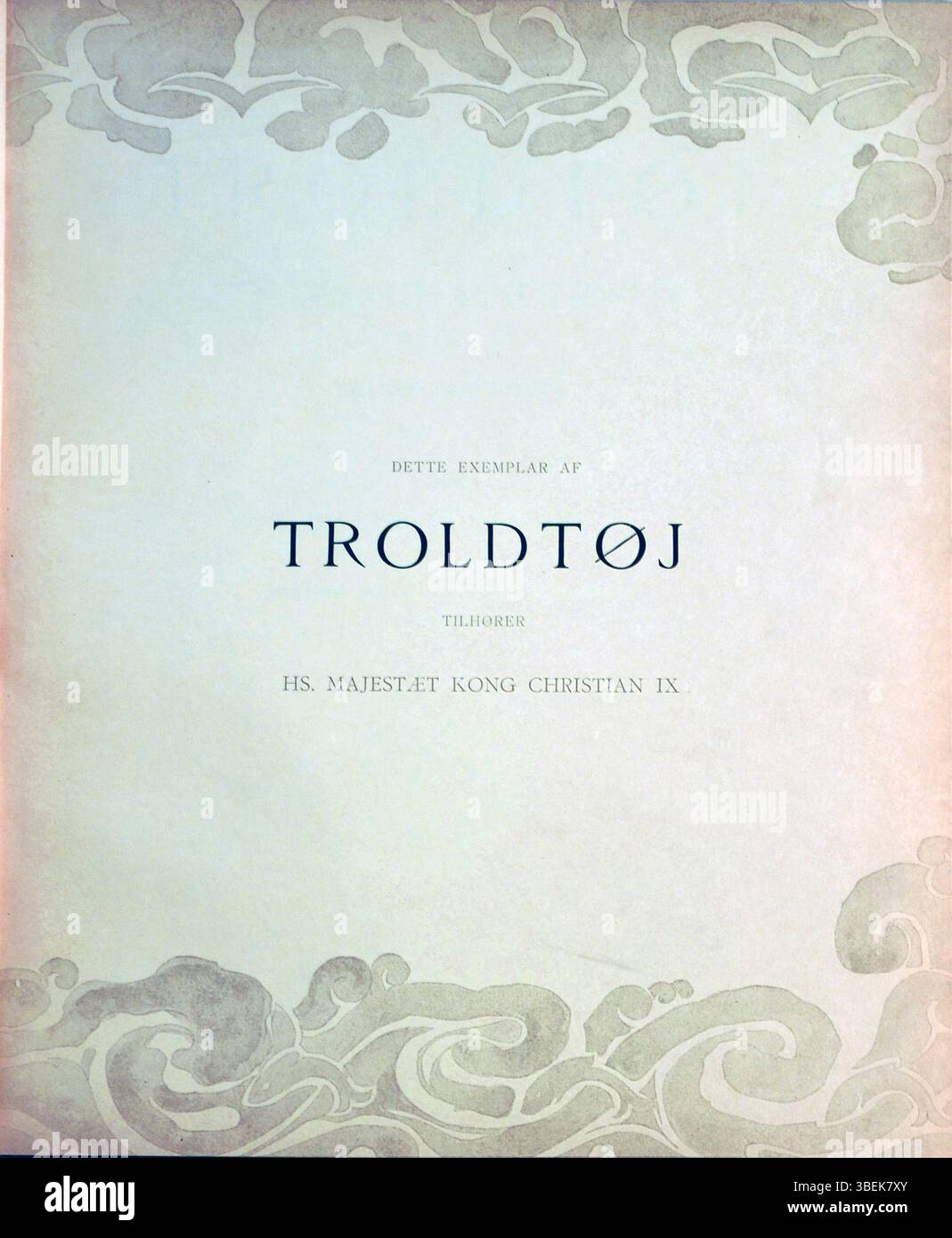 *Troldtøj* di Holger Drachmann, pubblicato nel 1890, è un'opera che combina folklore e vita moderna, illustrata da Joachim Skovgaard, August Jerndorff e Th. Bindesbøll. Il libro, che include una speciale pagina inserita segnata dal re Cristiano IX, offre una miscela unica di mitologia e arte, mettendo in risalto la cultura danese e la storia letteraria. Foto Stock