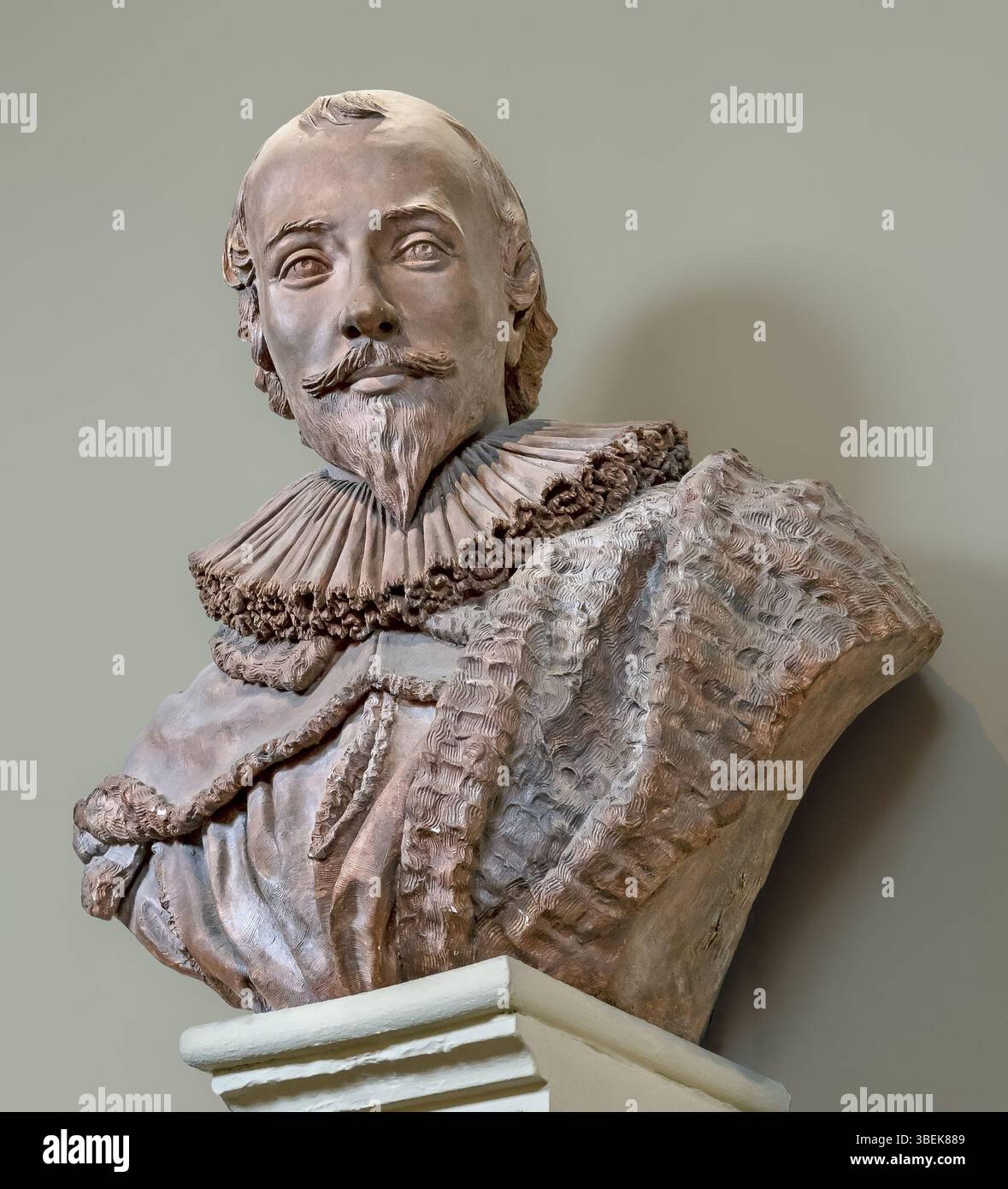 Il *Buste de G. de Nogaret* di Marc Arcis (1655-1739) è una scultura in terracotta situata nella grande Escalier della Capitole de Tolosa. Questo busto rappresenta Guillaume de Nogaret, una figura storica della Francia medievale, e fa parte della collezione di opere che adornano l'interno del Capitole. Foto Stock