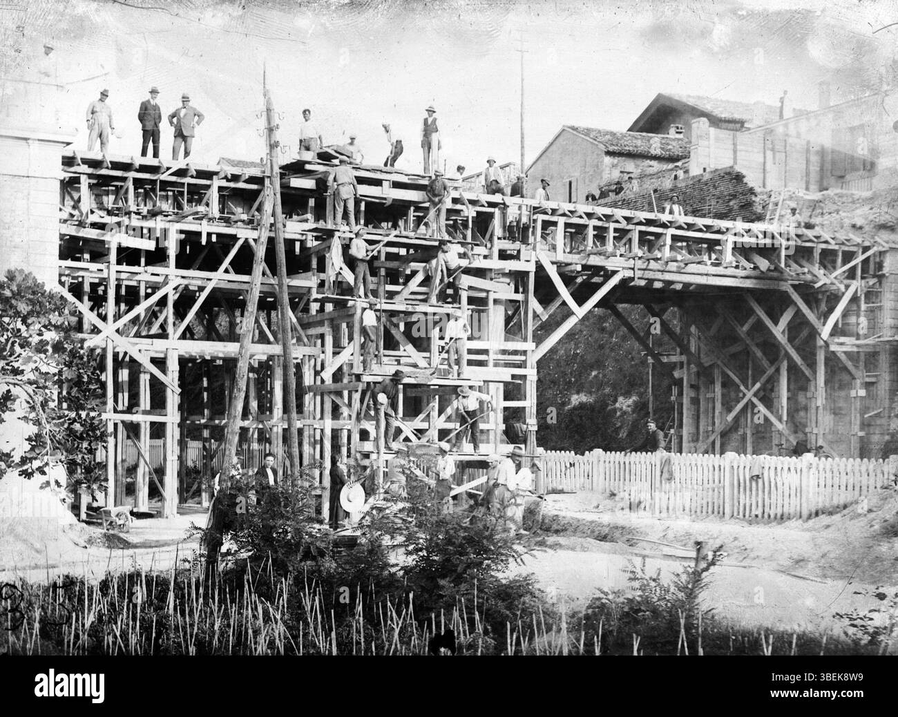 Fotografia di Abele Cerasoli che documenta la costruzione del cavalcavia Cristoforo Colombo a Fano, Italia, scattata nel 1924 con la tecnica della stampa in argento gelatina. Foto Stock
