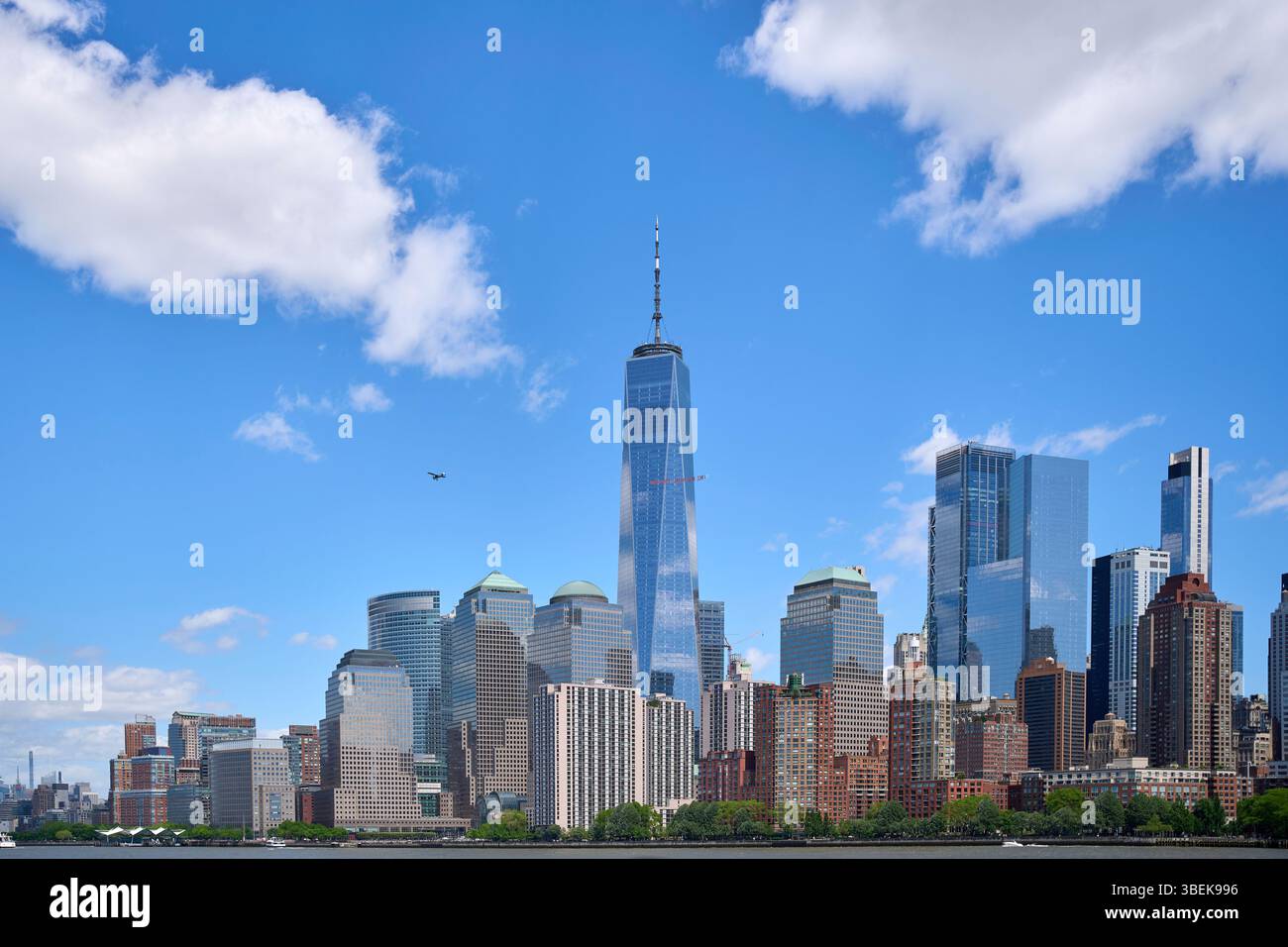 Un aereo sta sorvolando il One World Trade Center nel quartiere finanziario del centro di New York con uno striscione che recita "LUIGI GRATUITO SENZA ASSISTENZA SANITARIA". Foto Stock