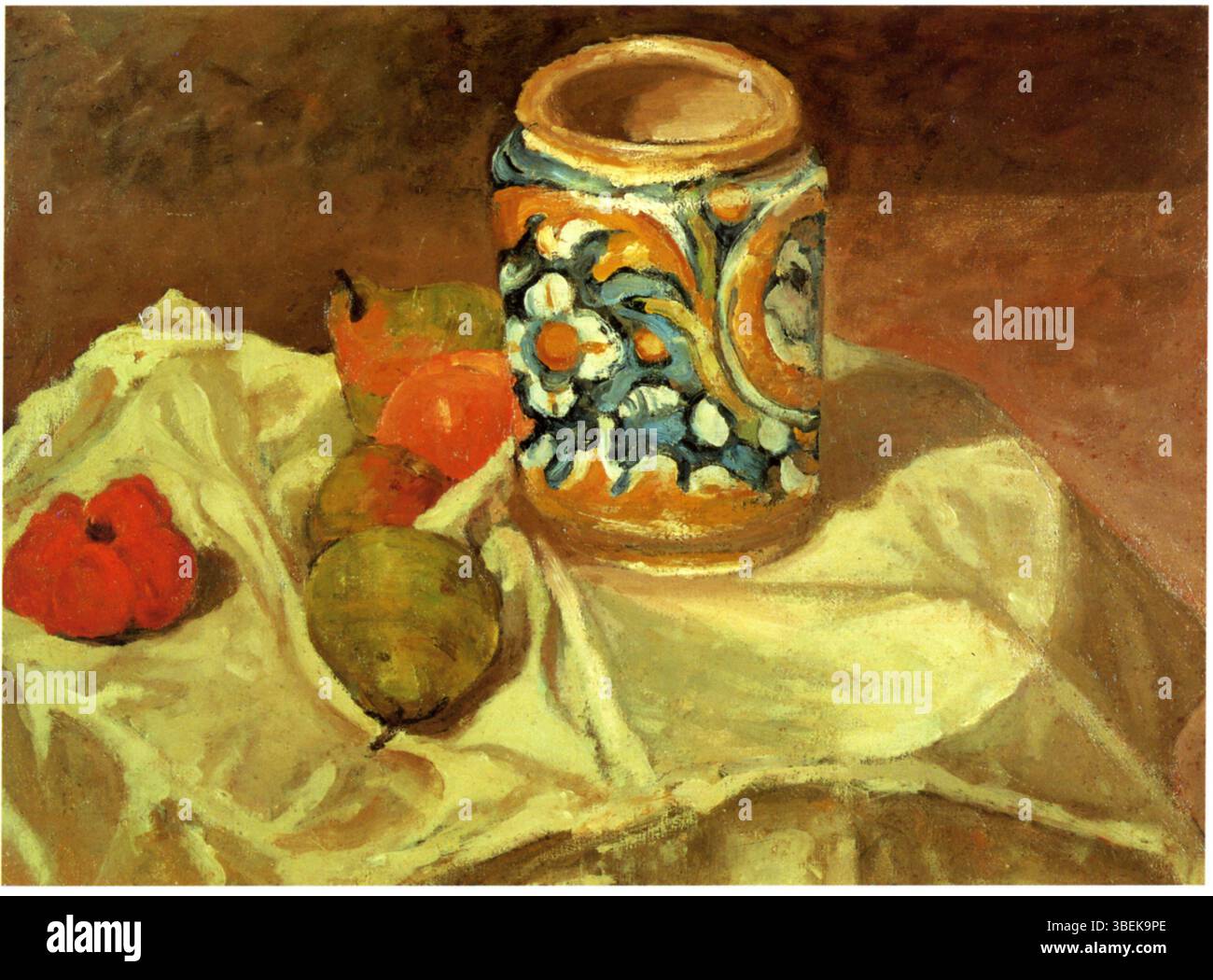Die italienische Fayence di Paul Cézanne raffigura una natura morta della ceramica italiana, mostrando l'abilità di Cézanne nel catturare oggetti con ricche texture e colori vivaci. Il dipinto riflette la sua padronanza di forma e luce. Foto Stock