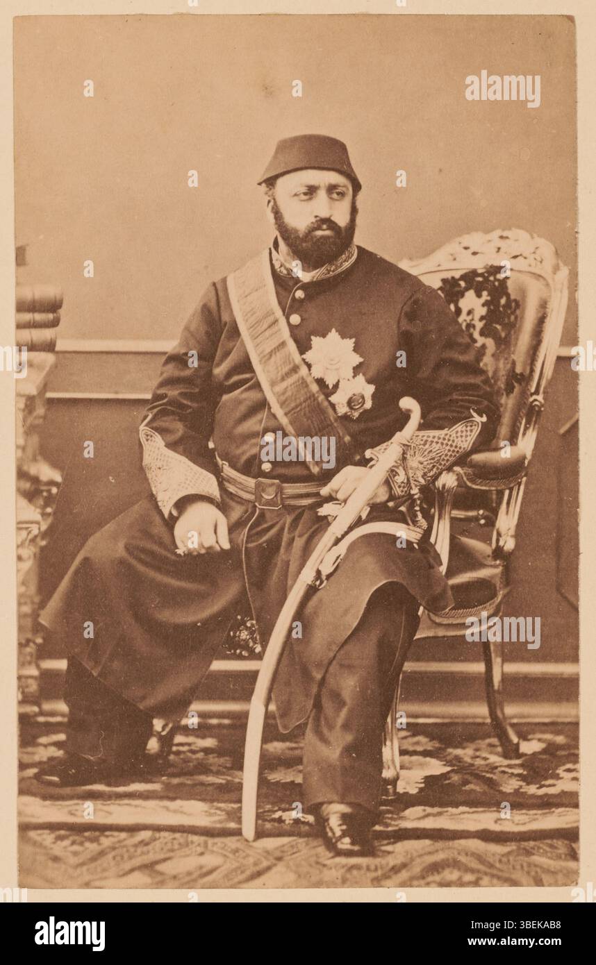 Questa fotografia, scattata da Abdullah frères alla fine del XIX secolo (c. 1860-1869), raffigura Abdul Aziz, il sultano ottomano, che mostra l'abilità del fotografo nel catturare ritratti reali. Foto Stock