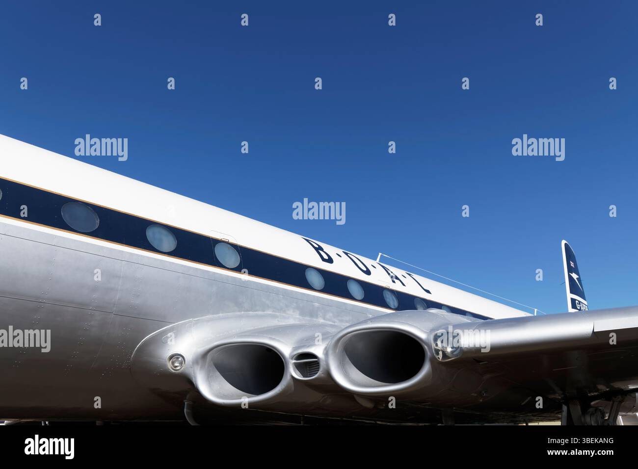 La compagnia aerea d'epoca BOAC Comet con un cielo azzurro per le copie. Foto Stock La compagnia aerea d'epoca BOAC Comet con un cielo azzurro per le copie. Foto Stock
