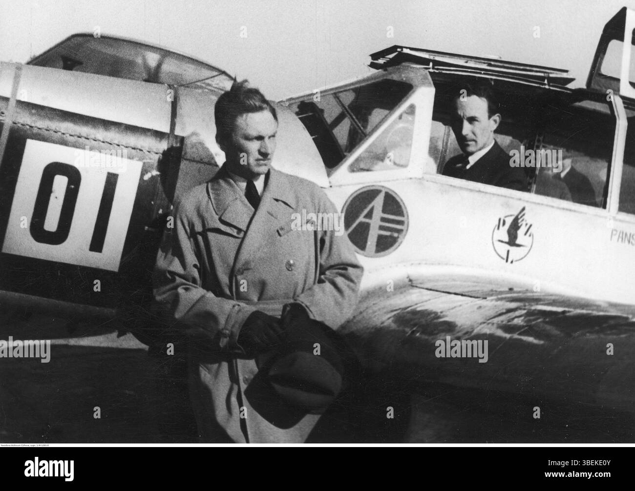 Janusz Mocicki e Adam Kropiski hanno partecipato al rally di Bakaski nell'aprile 1935. Sono raffigurati con il loro aereo PZL.19 SP-AHH. Foto Stock