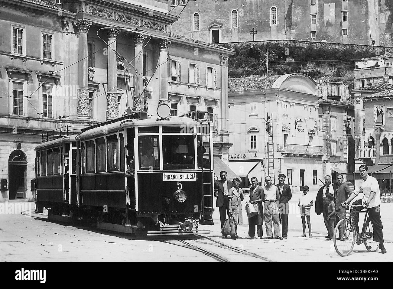 Questa immagine mostra un tram (Triebwagen 5) in Piazza Tartini a Piran-Portorož, probabilmente preso prima del 1945. L'immagine offre un assaggio della storia dei trasporti in questa regione costiera. Foto Stock