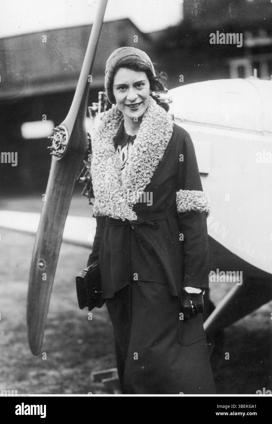 Il 3 maggio 1931, Léna Bernstein si trova accanto ad un aereo, rappresentando il suo continuo contributo all'aviazione. La foto cattura un momento significativo della sua carriera, segnando la sua presenza nell'aviazione dei primi anni del XX secolo come pioniera femminile in un campo dominato dagli uomini. Foto Stock