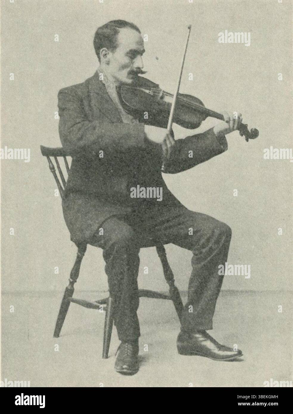 Questo riferimento a Gullik Falk (1875-1928), un importante violinista svedese, evidenzia il suo impatto sulla musica folk svedese nel 1928. Falk è ricordato per aver conservato ed eseguito melodie tradizionali svedesi, contribuendo all'eredità musicale popolare svedese. Foto Stock
