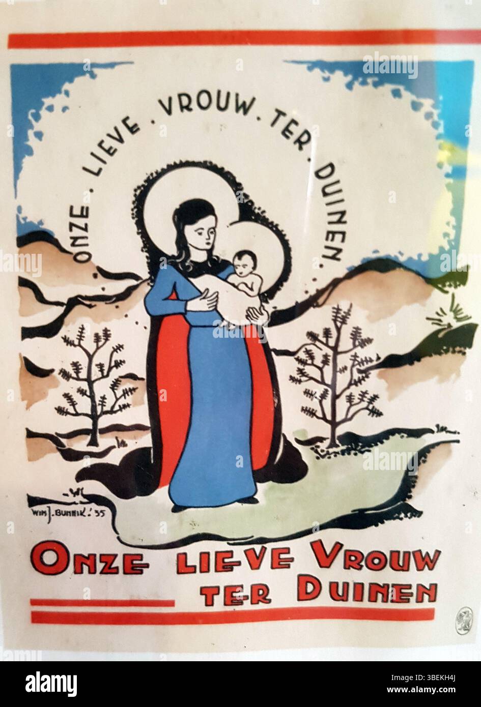 Questo poster del 1935 di Wim Bunnik presenta un'immagine della Vergine Maria con bambino in un paesaggio di cespugli e colline, con il testo "Onze lieve Vrouw ter Duinen". È firmato dall'artista ed esposto alla Volksabdij. Foto Stock