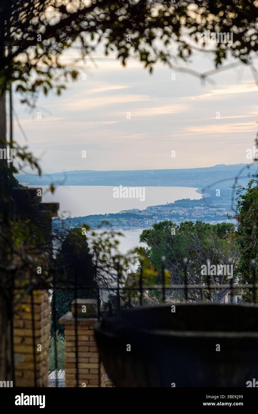 Vista sul Mediterraneo dal centro storico di Taormina, Sicilia, Italia. Scattata la sera senza nessuno Foto Stock