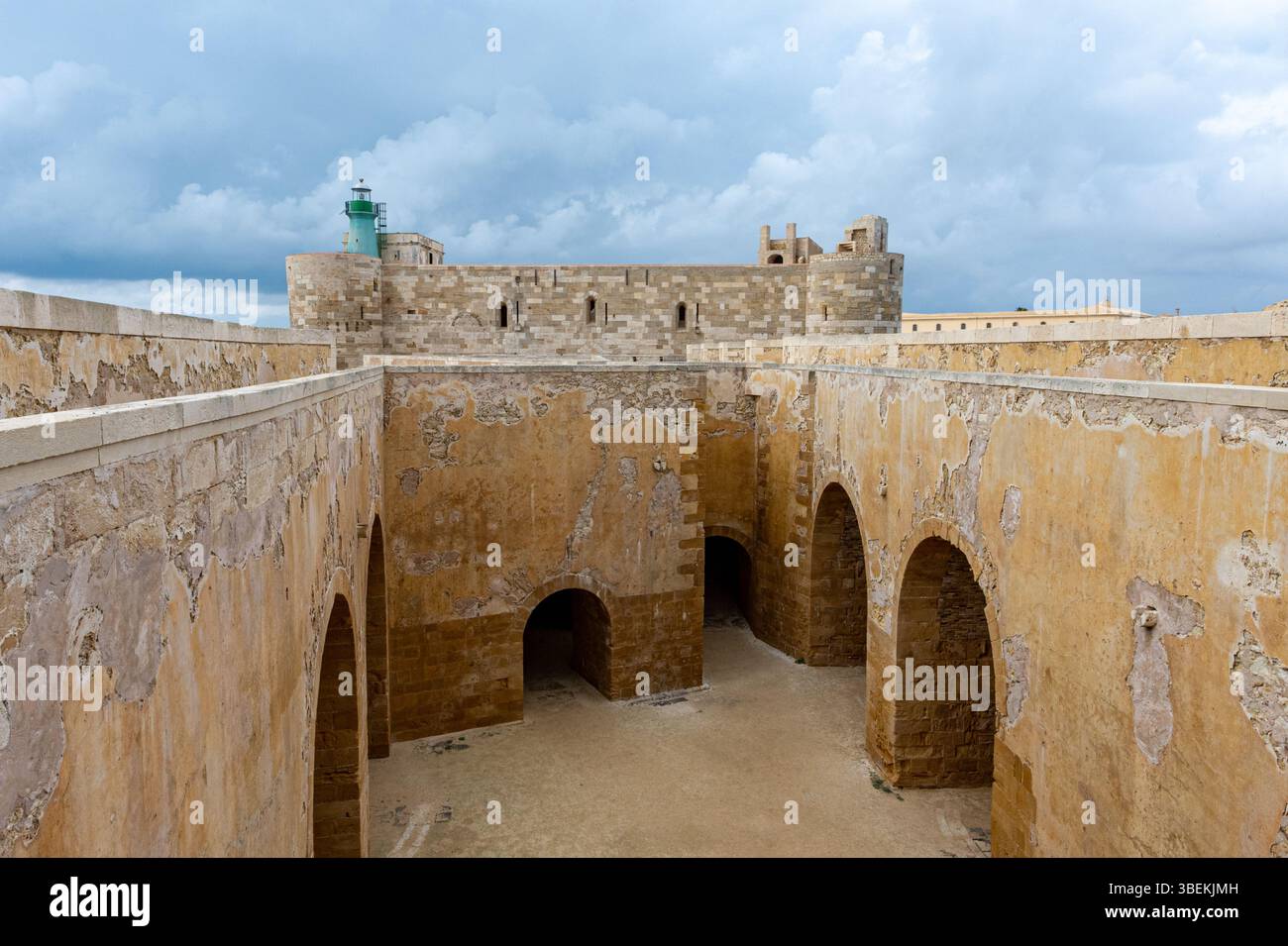 Strutture fortificate del Castello Maniace, Siracusa, Sicilia, Italia. Preso sotto un cielo invernale tempestoso senza gente. Foto Stock
