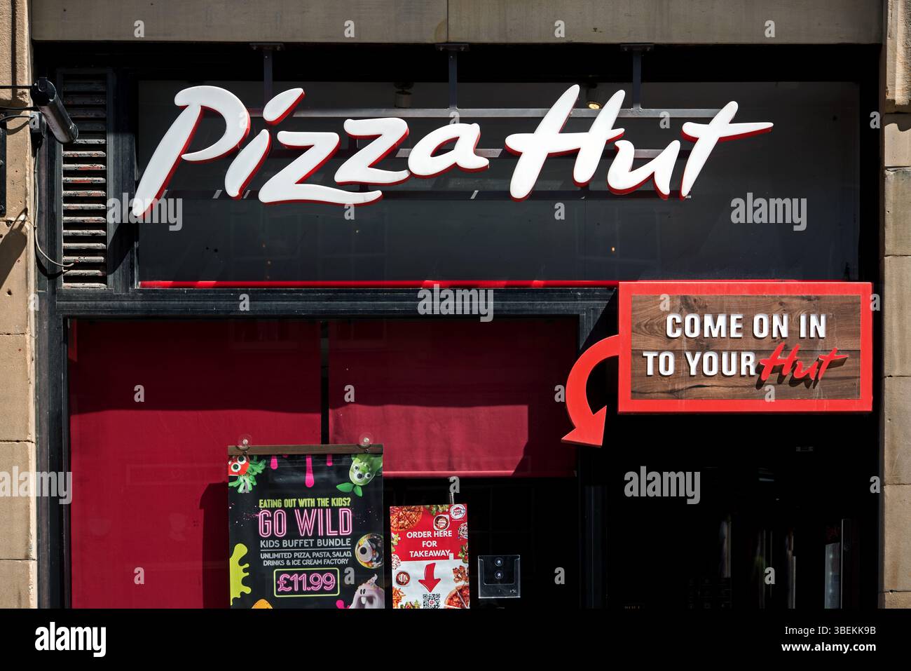 Insegna Pizza Hut presso una filiale di Edimburgo, Scozia, Regno Unito. Foto Stock