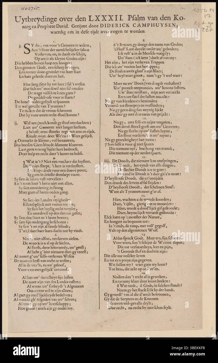Questo testo del 1678, scritto da Dirck Raphaelsz Camphuysen, offre un'espansione basata sulla rima del Salmo 82 di Re Davide. Il pezzo, presentato in quattordici strofe a otto righe, è stampato in due colonne e riflette il pensiero teologico e lo stile poetico del tempo. Foto Stock