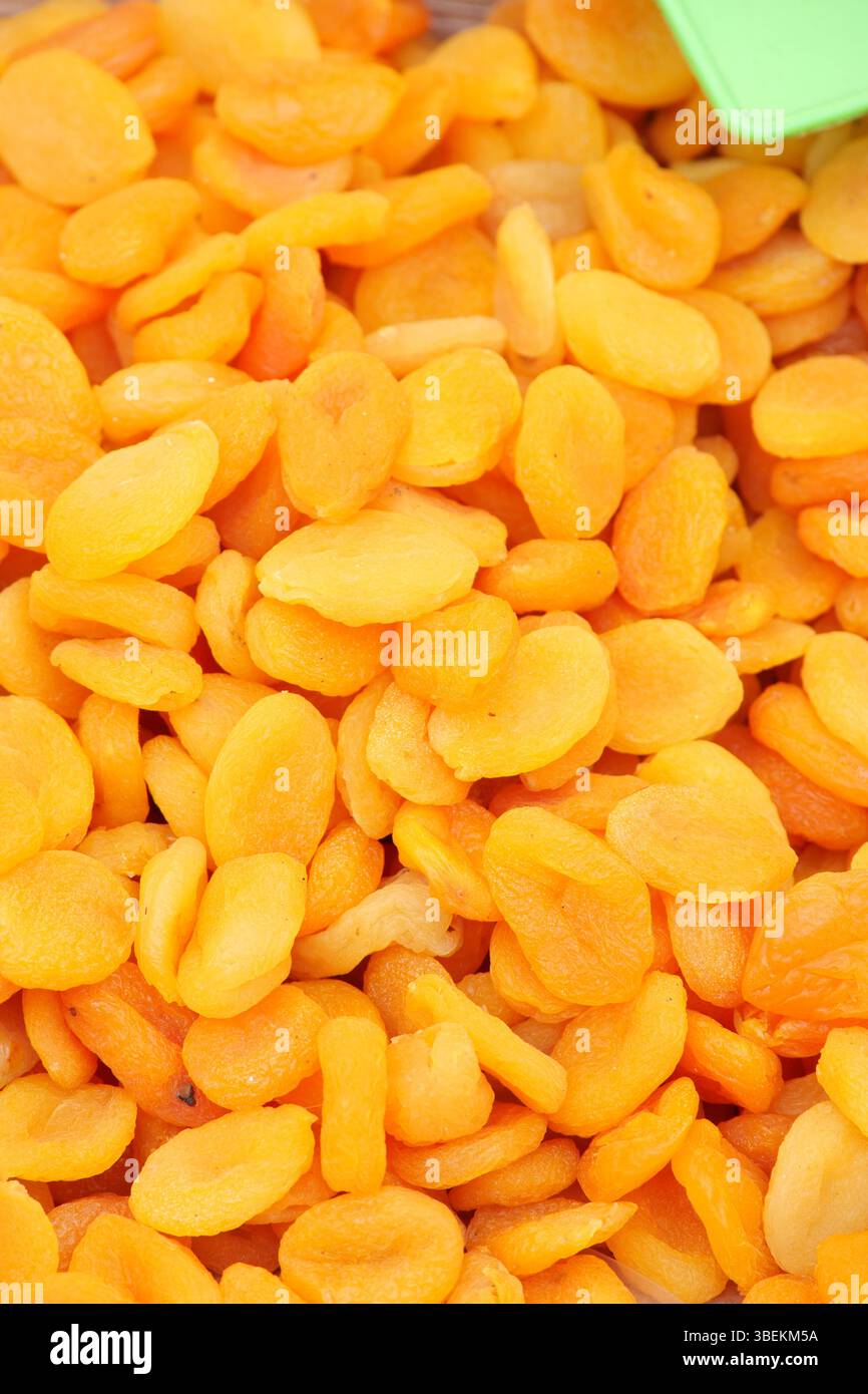 Albicocche secche esposte in primavera in una bancarella del mercato Foto Stock
