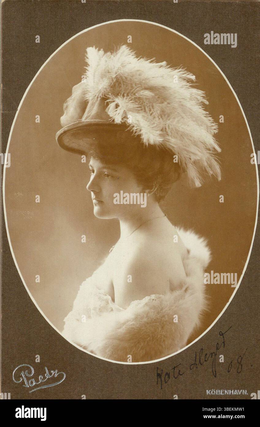 Questo ritratto del 1908 della cantante d'opera danese Kate Rantzau Meyer, catturato da Harry Paetz, offre uno sguardo sull'eleganza e l'arte degli artisti d'opera dei primi anni del XX secolo. La carriera di Meyer è stata segnata dal suo talento vocale e dalla sua presenza sul palco. Foto Stock