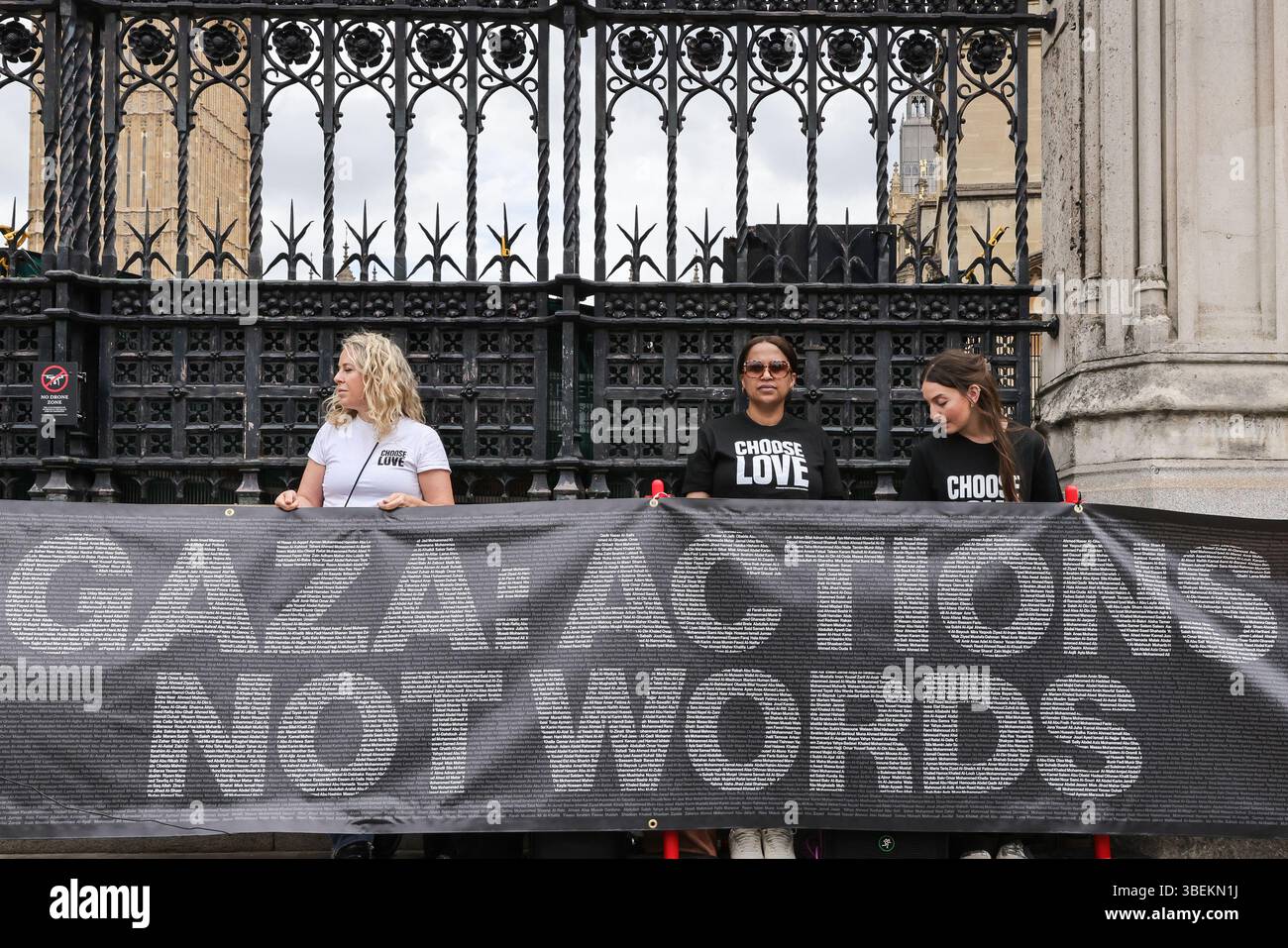 Londra, Regno Unito. 29 maggio 2025. Manifestanti e attivisti di diverse organizzazioni, tra cui Choose Love, International Jewish Antizionist Network e Football Against Apartheid raduno con cartelli e bandiere fuori dal Parlamento oggi a Westminster. Un manifestante Choose Love legge i nomi dei bambini palestinesi uccisi nel conflitto. Crediti: Imageplotter/Alamy Live News Foto Stock
