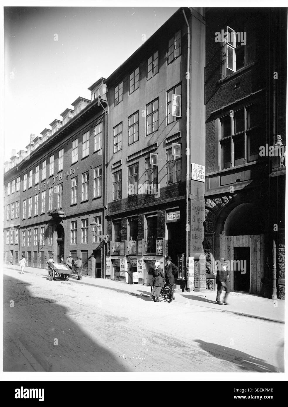 Fotografia di Peter Elfelt del 1918 che mostra Vestergade 33 a Copenaghen, con l'ex quartier generale di F. L. Smidth. Foto Stock