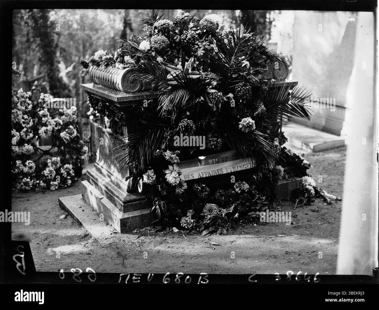Questa fotografia del 1934 mostra la tomba di Barthou al cimitero di Père Lachaise a Parigi. Barthou, un politico francese, fu sepolto lì dopo il suo assassinio nel 1934. Foto Stock