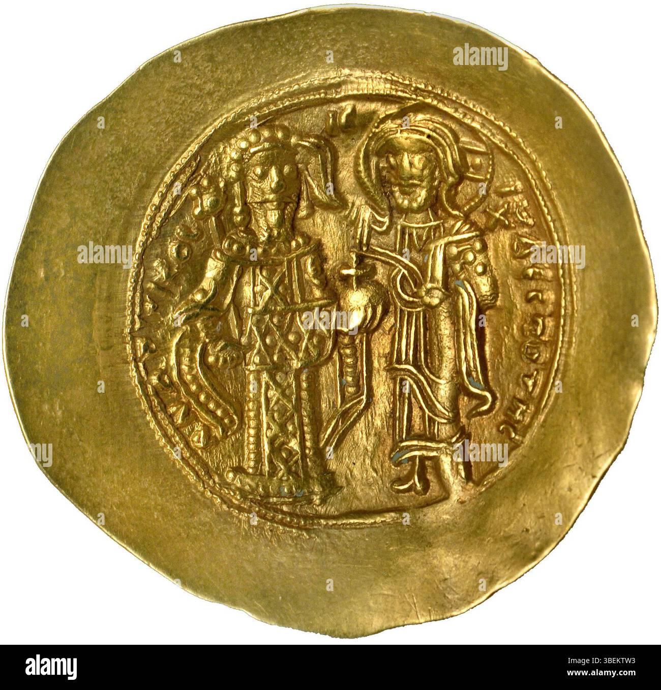 Questo hyperpyron, una moneta bizantina coniata a Costantinopoli tra il 1183 e il 1185, pesa 4,38 g e ha un diametro di 28 mm. Presenta la monetazione dell'imperatore Andronico i, che illustra la storia economica dell'Impero bizantino durante la fine del XII secolo. Foto Stock