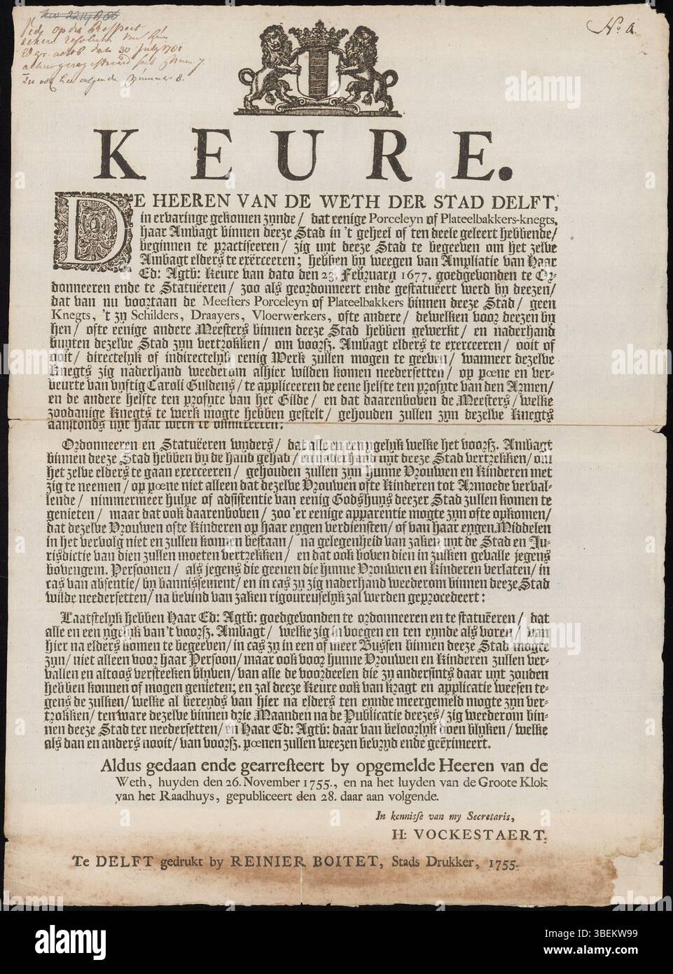 Le autorità di Delft emanarono un decreto il 26 novembre 1755, vietando agli apprendisti di porcellana e ceramica che avevano imparato il loro commercio in città dal lavorare nel campo al loro ritorno. Ciò mirava a prevenire la concorrenza sleale. Foto Stock