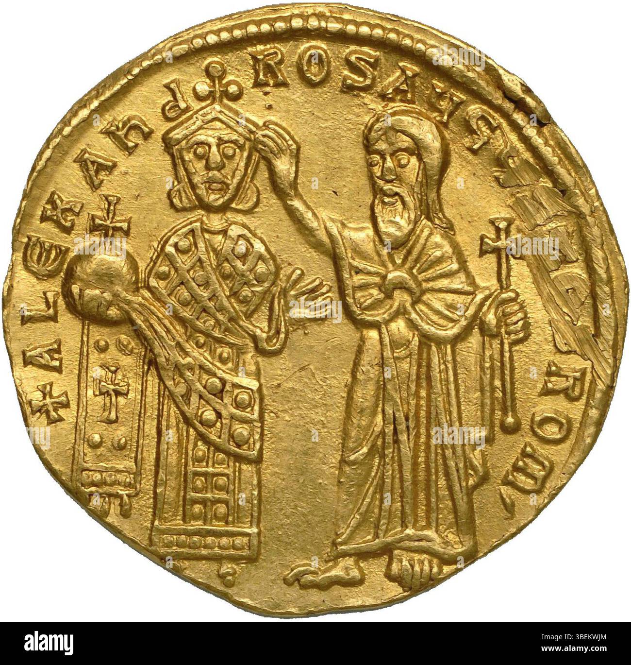Il solidus d'oro dell'imperatore Alessandro II, coniato a Costantinopoli tra il 912 e il 913, è un significativo pezzo di monetazione bizantina. Pesando 4,48 g con un diametro di 22 mm, riflette il dominio dell'imperatore e la prosperità dell'impero durante il suo regno. Foto Stock