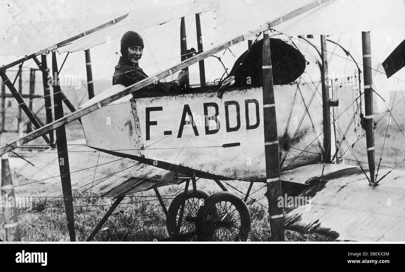 La fotografia mostra Léna Bernstein il 3 maggio 1930, seduto nella cabina di pilotaggio di un aereo Caudron G.III (F-ABDD). Il Caudron G.III è stato un pioniere aereo francese utilizzato nella storia dell'aviazione. Il coinvolgimento di Bernstein sottolinea il suo ruolo nel campo durante i primi anni delle donne nell'aviazione. Foto Stock