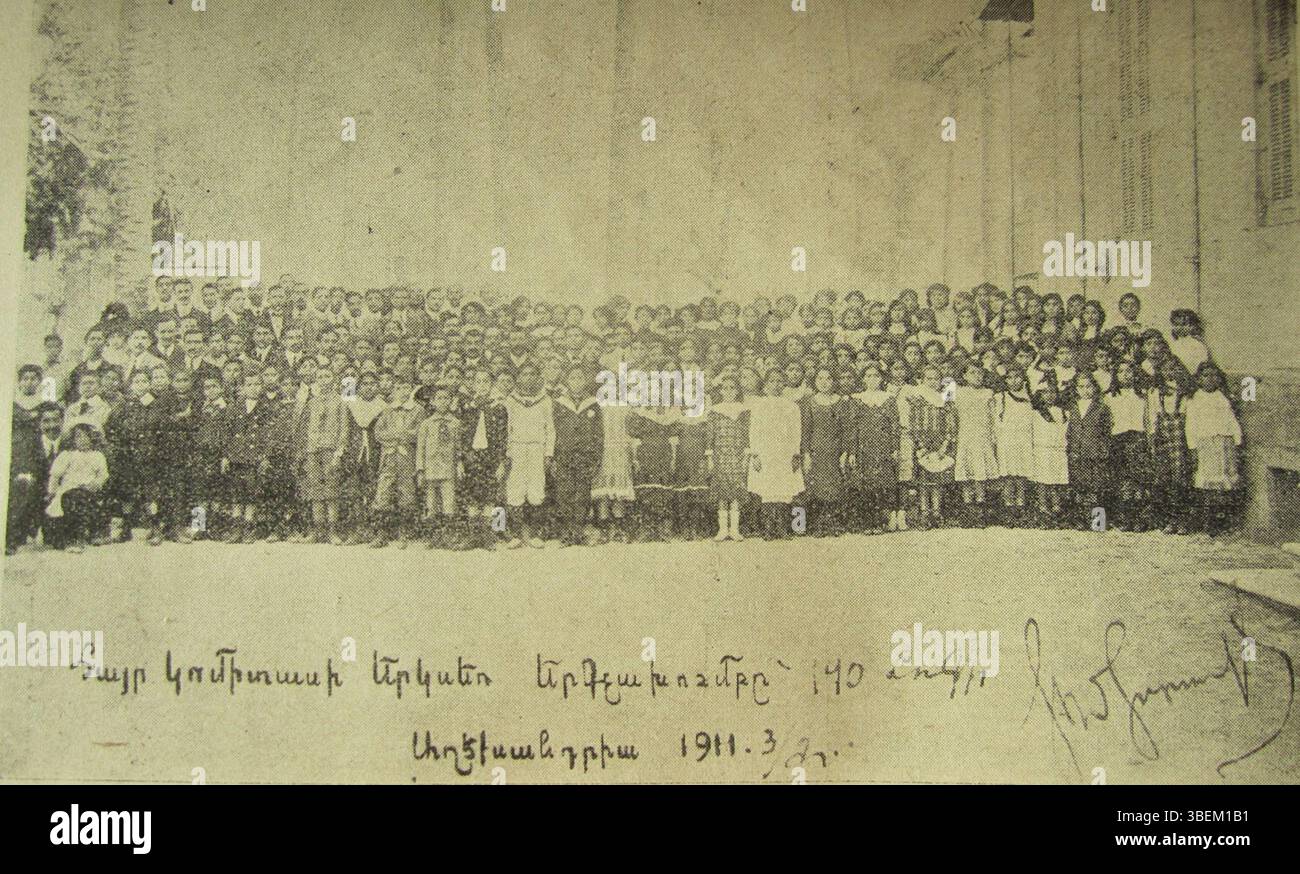 Nel 1911, il Komitas Choir si è esibito ad Alessandria, in Egitto, mostrando le tradizioni musicali armene. Lo spettacolo è un momento significativo nella storia della conservazione culturale armena durante l'inizio del XX secolo. Foto Stock