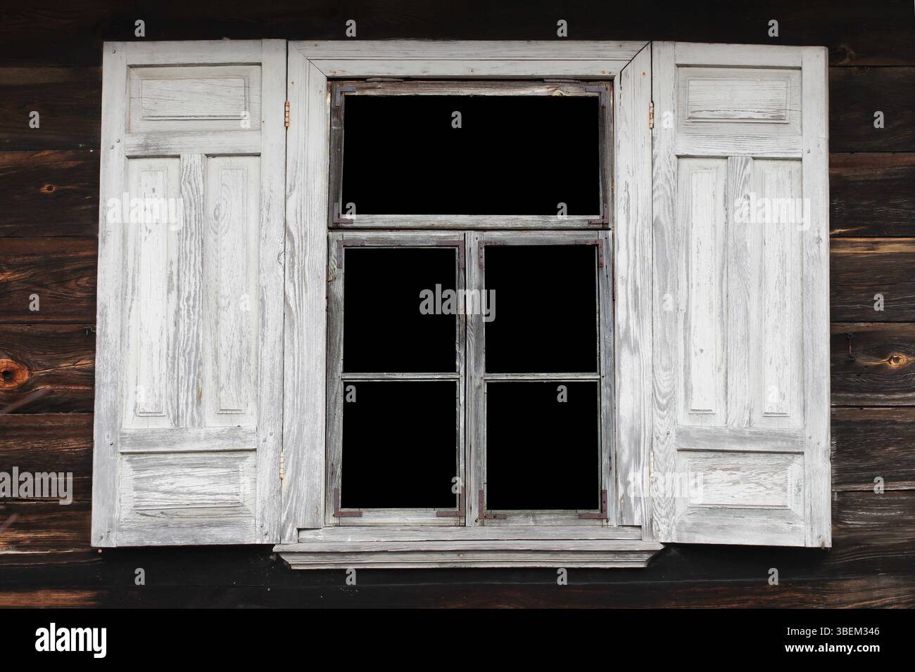 Serramento in legno rustico. Architettura di campagna d'epoca. Vecchia struttura della superficie verniciata. Design in legno naturale resistente agli agenti atmosferici. Dettagli fattoria chiusa. Foto Stock
