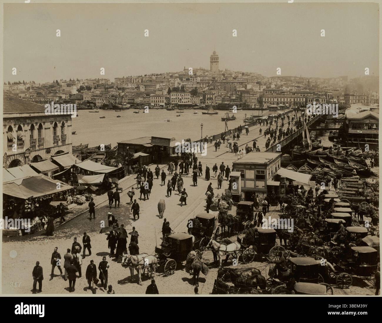 Una fotografia scattata da Abdullah frères tra il 1880 e il 1900, che mostra il ponte sul Corno d'Oro a Costantinopoli, con Pera sullo sfondo. Foto Stock
