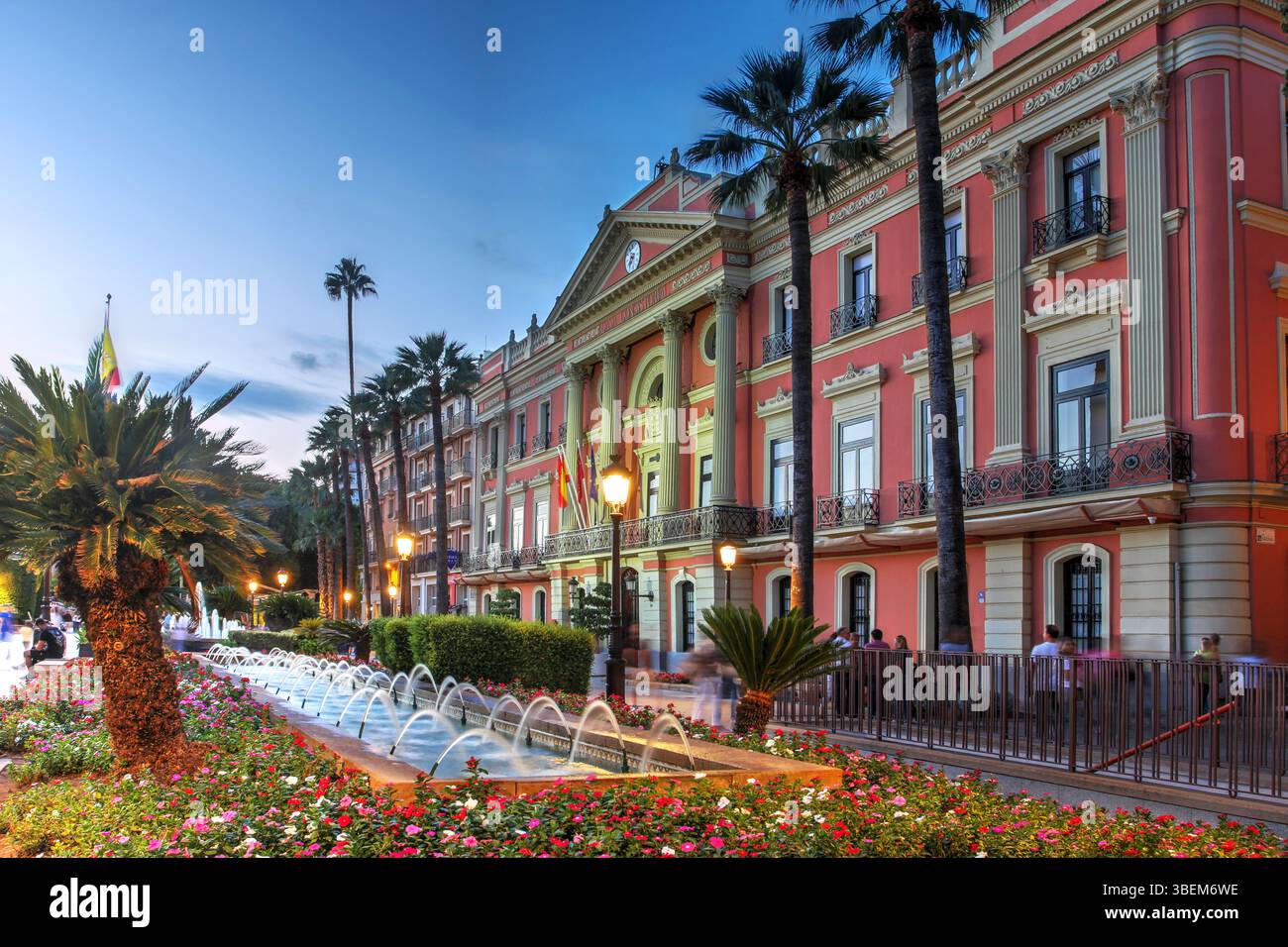 Tramonto sul piccolo giardino di Glorieta de Espana con il Municipio di Murcia, Spagna. Foto Stock