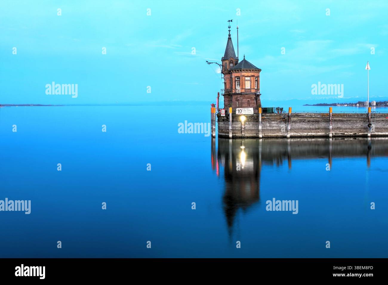 Notte nel porto di Costanza sul lago di Costanza (Bodensee), in Germania, con il Molenhaus (faro) a guardia dell'ingresso al porto. Foto Stock