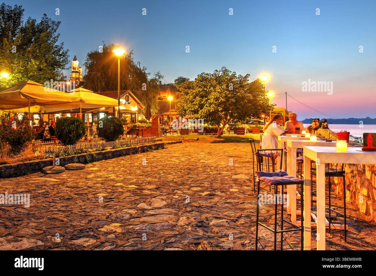Lungomare di Zemun di notte, un quartiere di Belgrado, Serbia. La Torre di Gardoš, nota anche come Torre Millenium o Kula Sibinjanin Janka, si affaccia sul Foto Stock