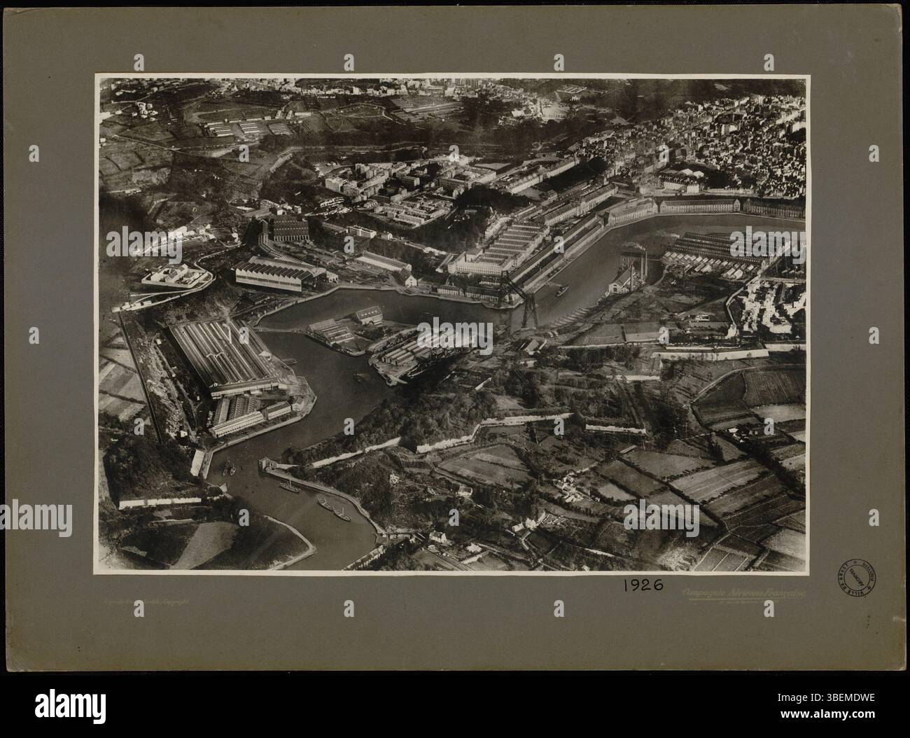 Questa fotografia aerea di Brest, scattata nel 1926 dalla compagnie Aérienne francese, mostra una vista obliqua del fiume Penfeld e del distretto di Recouvrance. L'immagine offre una prospettiva unica del layout geografico della città durante l'inizio del XX secolo. Foto Stock