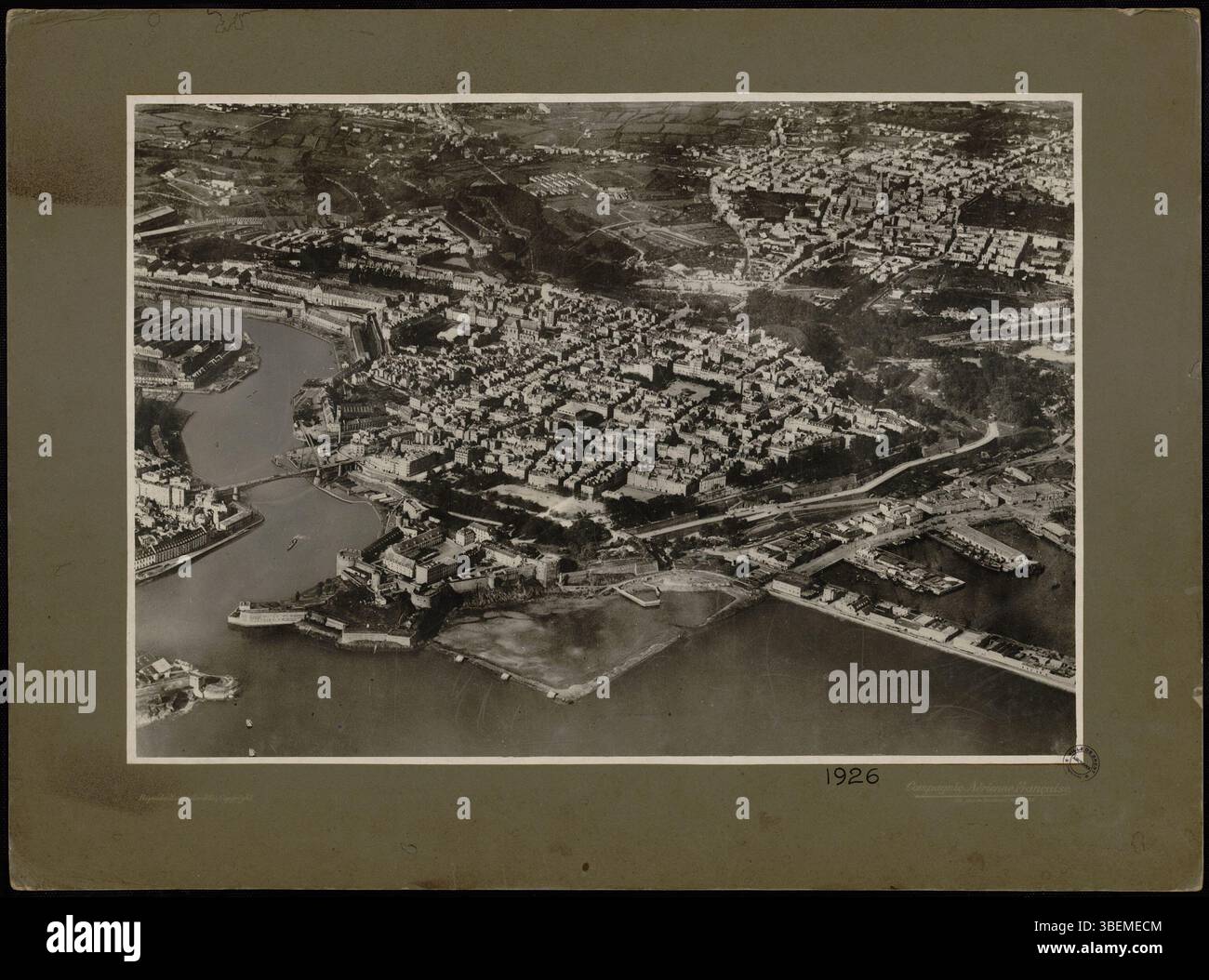 Questa fotografia aerea, scattata dalla compagnie Aérienne francese nel 1926, mostra una vista obliqua di Brest con il castello in primo piano. L'immagine offre una prospettiva aerea dettagliata dei principali punti di riferimento della città durante l'inizio del XX secolo. Foto Stock