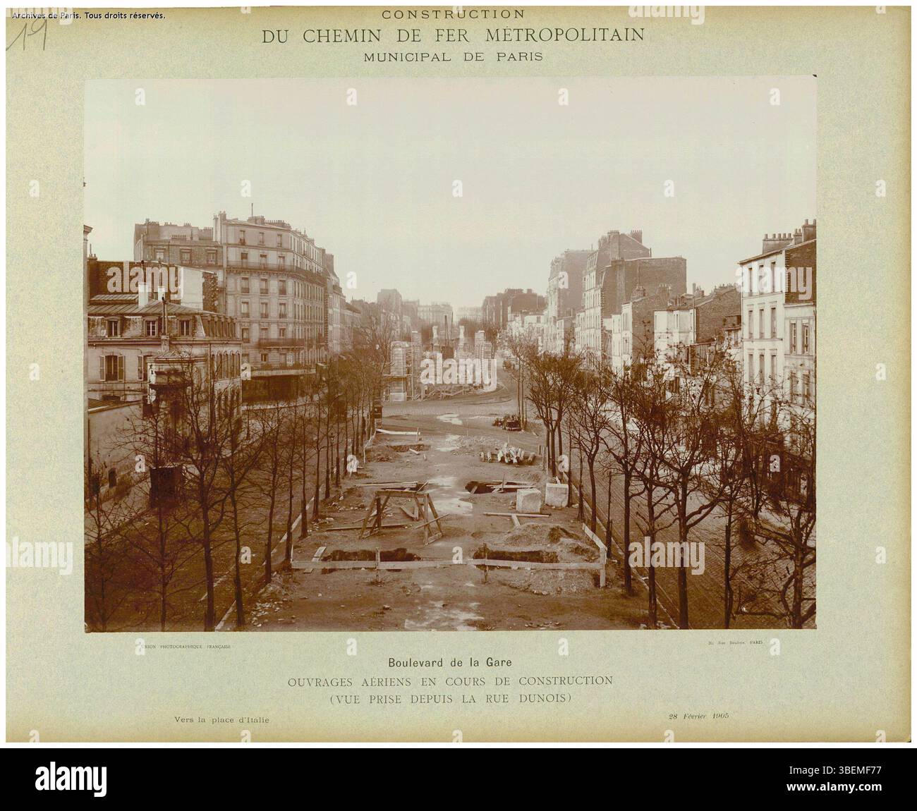 Questa fotografia d'archivio mostra i lavori di costruzione di strutture aeree, prese da Rue Dunois, guardando verso Place d'Italie. L'opera fa parte della collezione "Métro Parisien", che documenta la costruzione del sistema metropolitano di Parigi. Foto Stock